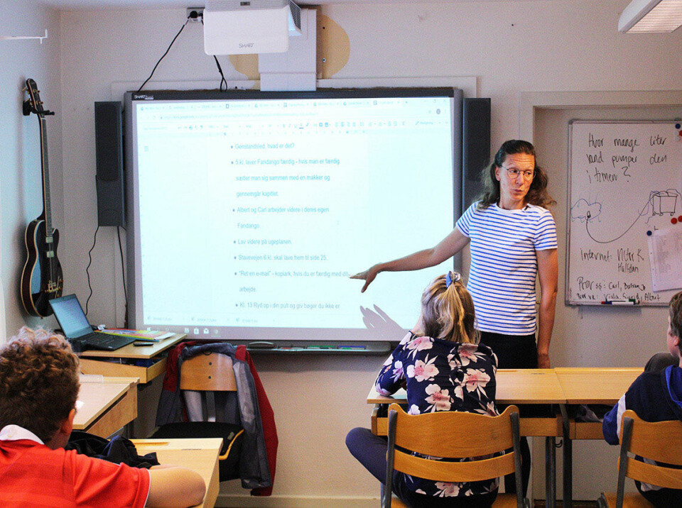 Skolen har to klasseværelser, hvor henholdsvis 0. til 3. klasse og 4. til 7. klasse undervises. Her har Louise dansk med skolens ældste elever, hvoraf to af de otte er hendes egne børn.