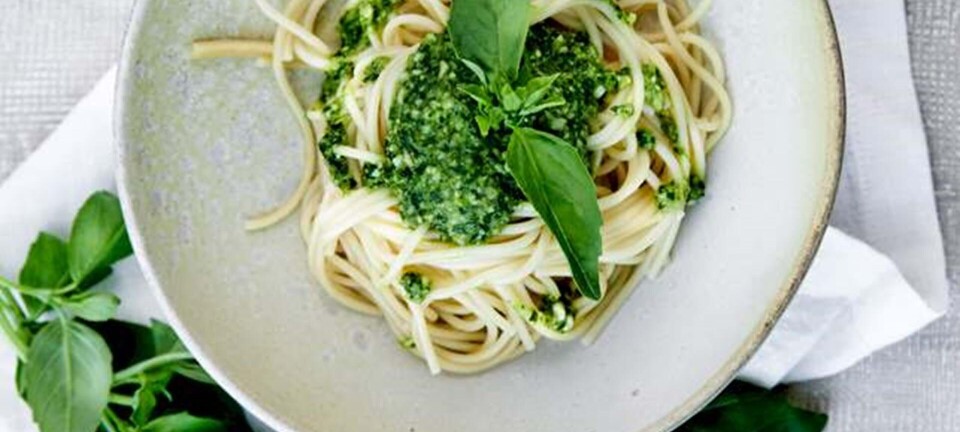 Spaghetti med grov krydderurte-mandel pesto