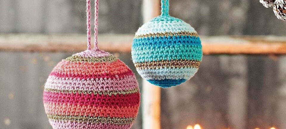 Hæklede julekugler i festlige striber