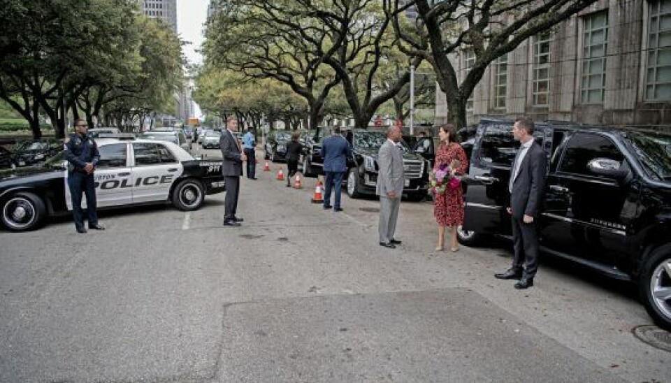 Der var maser af sikkerhed på gaden, da Mary sagde farvel til borgmester Sylvester Turner udenfor rådhuset. Både civilt og uniformeret politi sørgede for, at der ikke skete Kronprinsessen noget. (Foto: Anthon Unger)