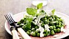 Salat: Friske ærter med mynte og gedefeta