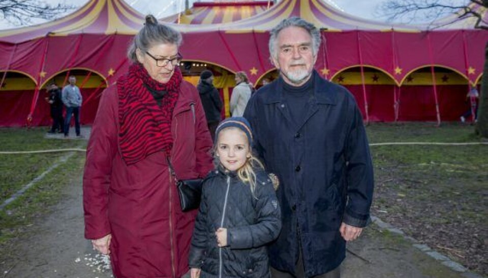 Konen Pernille har siddet på første parket til Erik Clausens tilbagevenden til en tilværelse uden smerter og med snart fuld rørlighed. Og hun har ikke haft de store problemer med den smerteplagede ægtemand.– Han er blevet sig selv igen, siger Pernille til HER&NU. Deres barnebarn Lilly var med i cirkus. (Foto: Michael Stub)