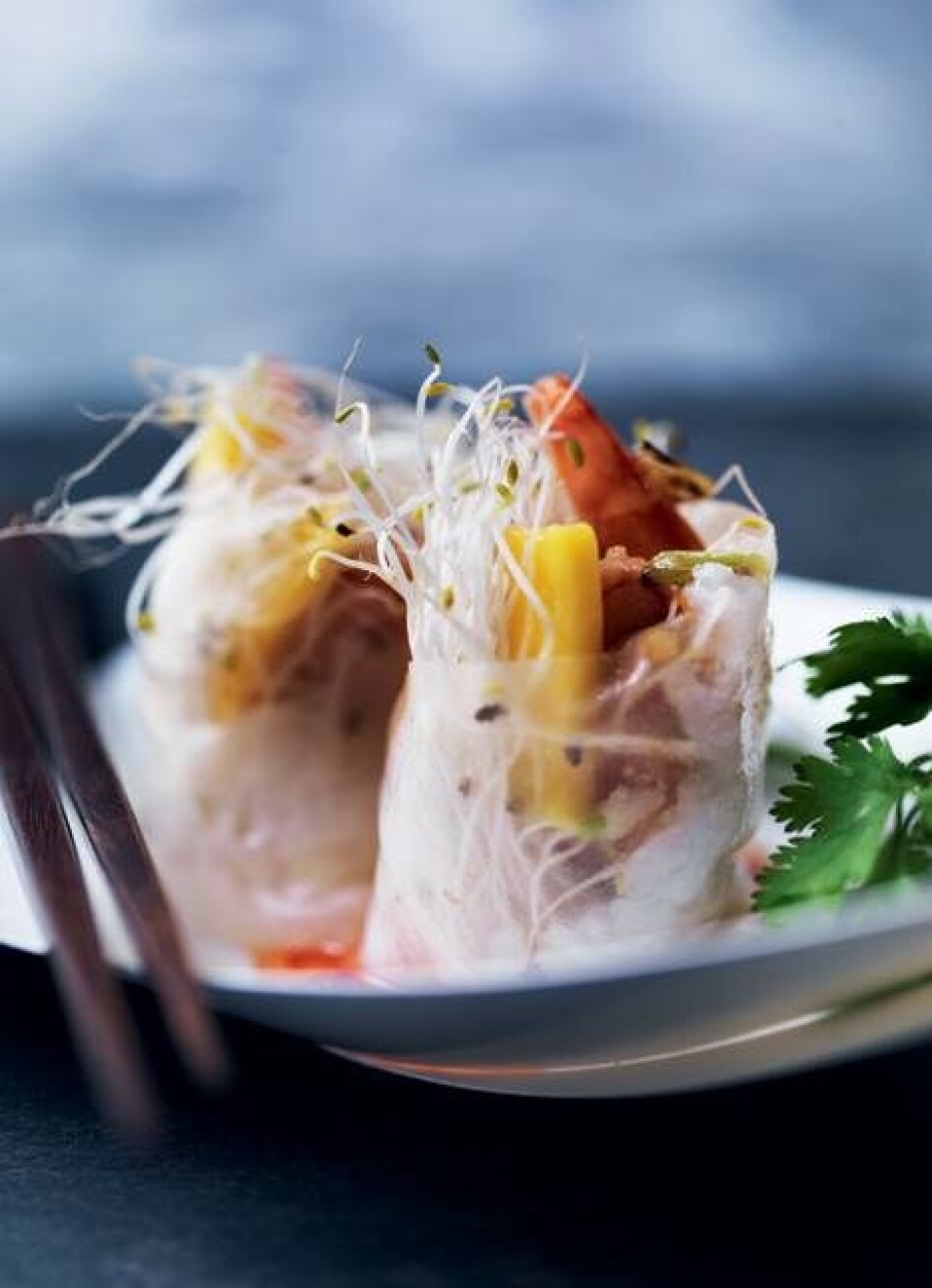 Rispapirsruller med sushiris, rejer og mango