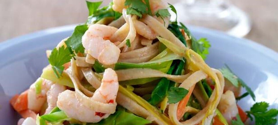 Nudler med rejer og jordnøddedressing