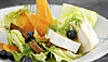 Salat af spidskål, gedeost og blåbær
