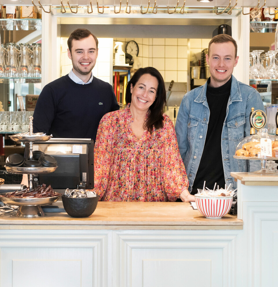 Alle Annes fire børn, Mads, Jonas, Rasmus og Anne Sofie, arbejder i Cafe Peace. Her er hun med to af sønnerne.