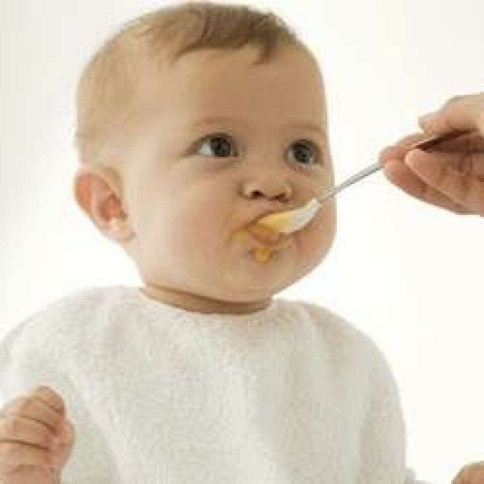 8. måned - Baby taber ting på gulvet