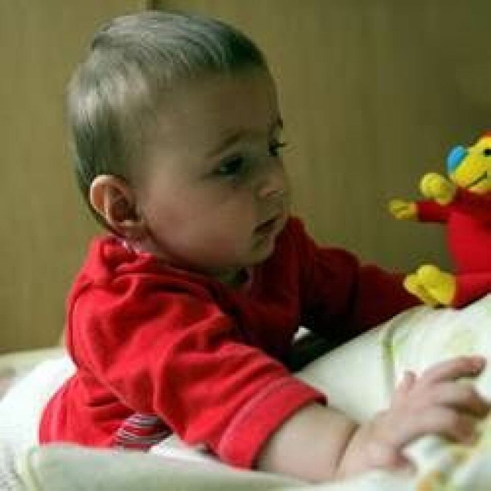 8. måned - Baby taber ting på gulvet