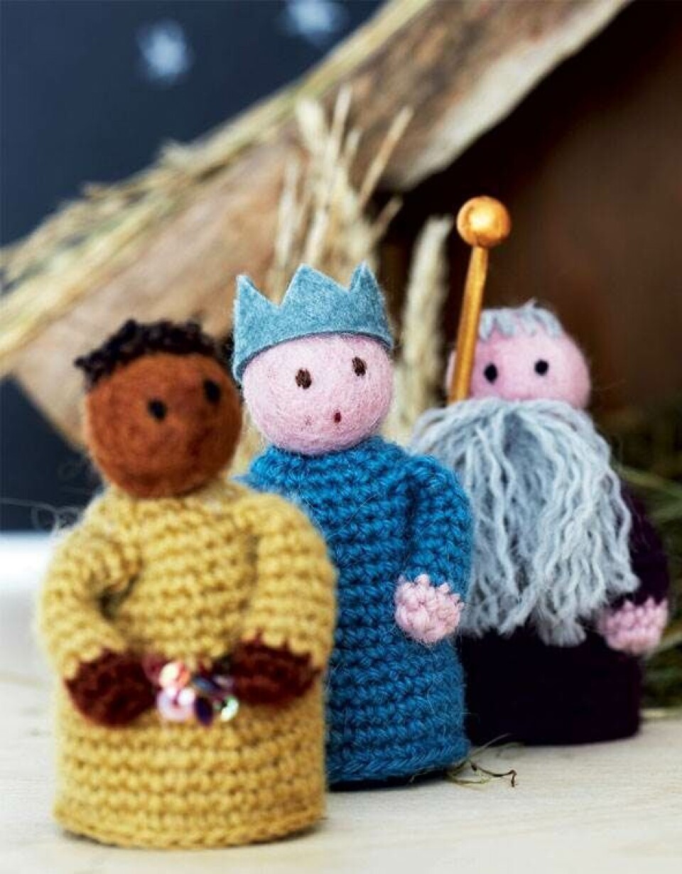 De tre vise mænd så den store ledestjerne og bragte fine gaver til den nyfødte kongesøn.