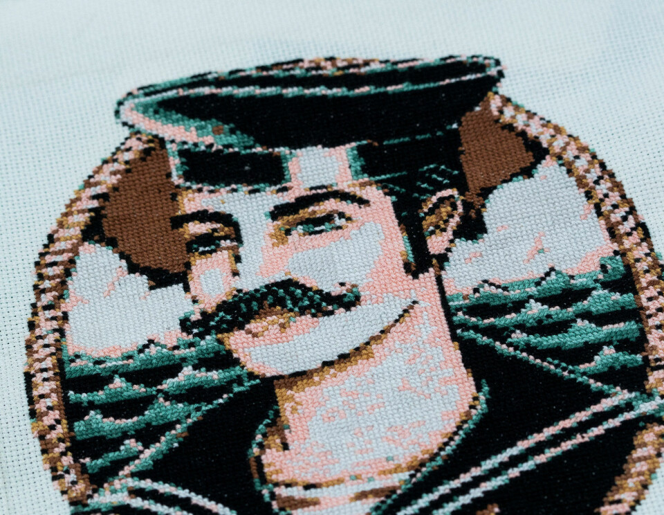 Trines far var sømand, så der er mange maritime motiver i broderistens værksted.