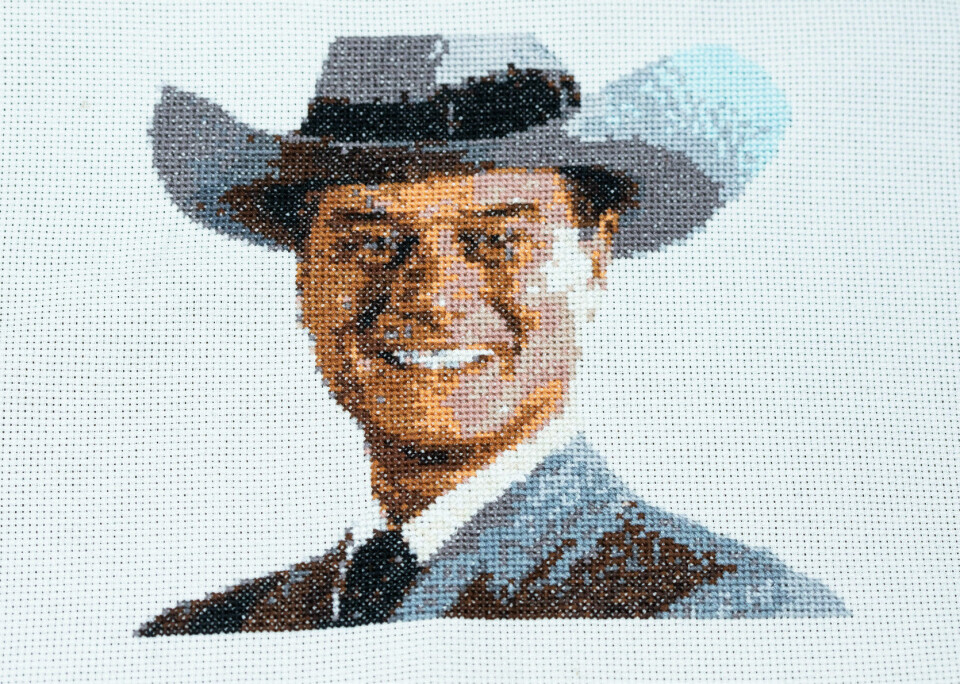 1980’erne går igen i Trines broderier, her JR fra tv-serien Dallas.