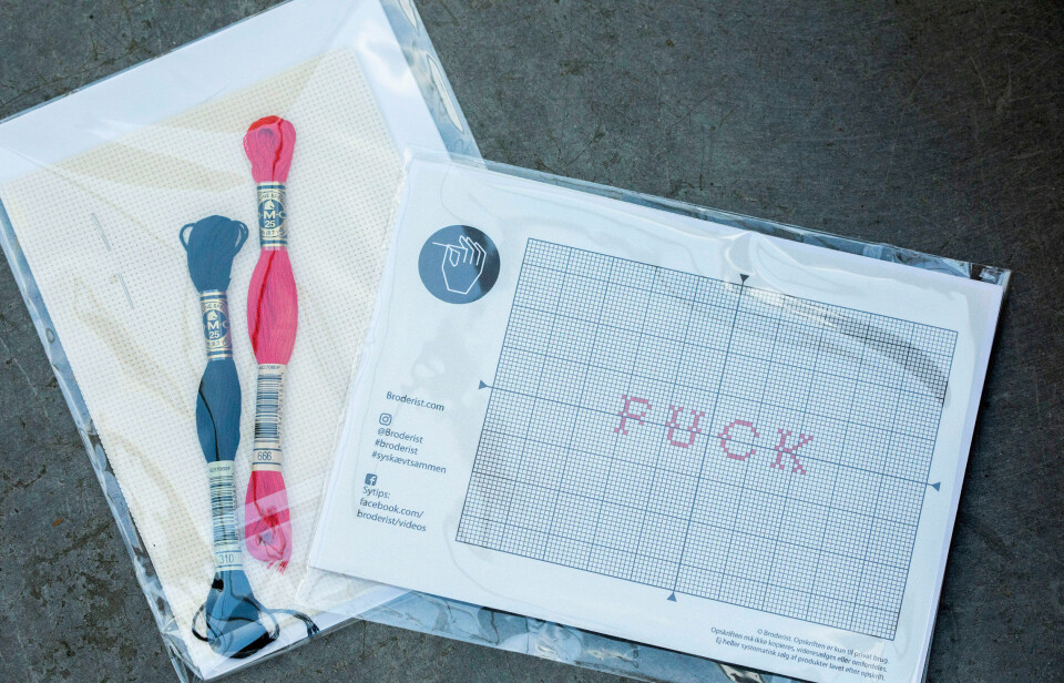 Mange vil gerne købe Trine Runge Jessens mønstre og broderikits, og især mønsteret til ordet ”Fuck” er populært.