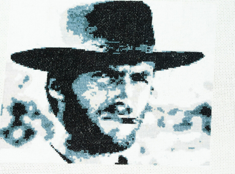 Det er vist ikke til at tage fejl af, hvilken helt der gemmer sig i disse sort/hvide korssting.