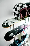 Reolen består af et metalmøbel og tre skateboards som hylder.