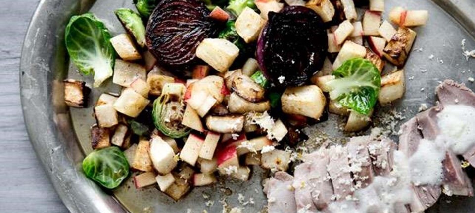 Sprængt and med peberrod, stegte æbler og selleri