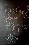 Børnenes autografer på en tavle.