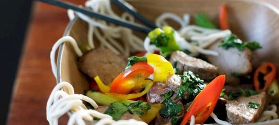 Wok med nudler og kalvekød