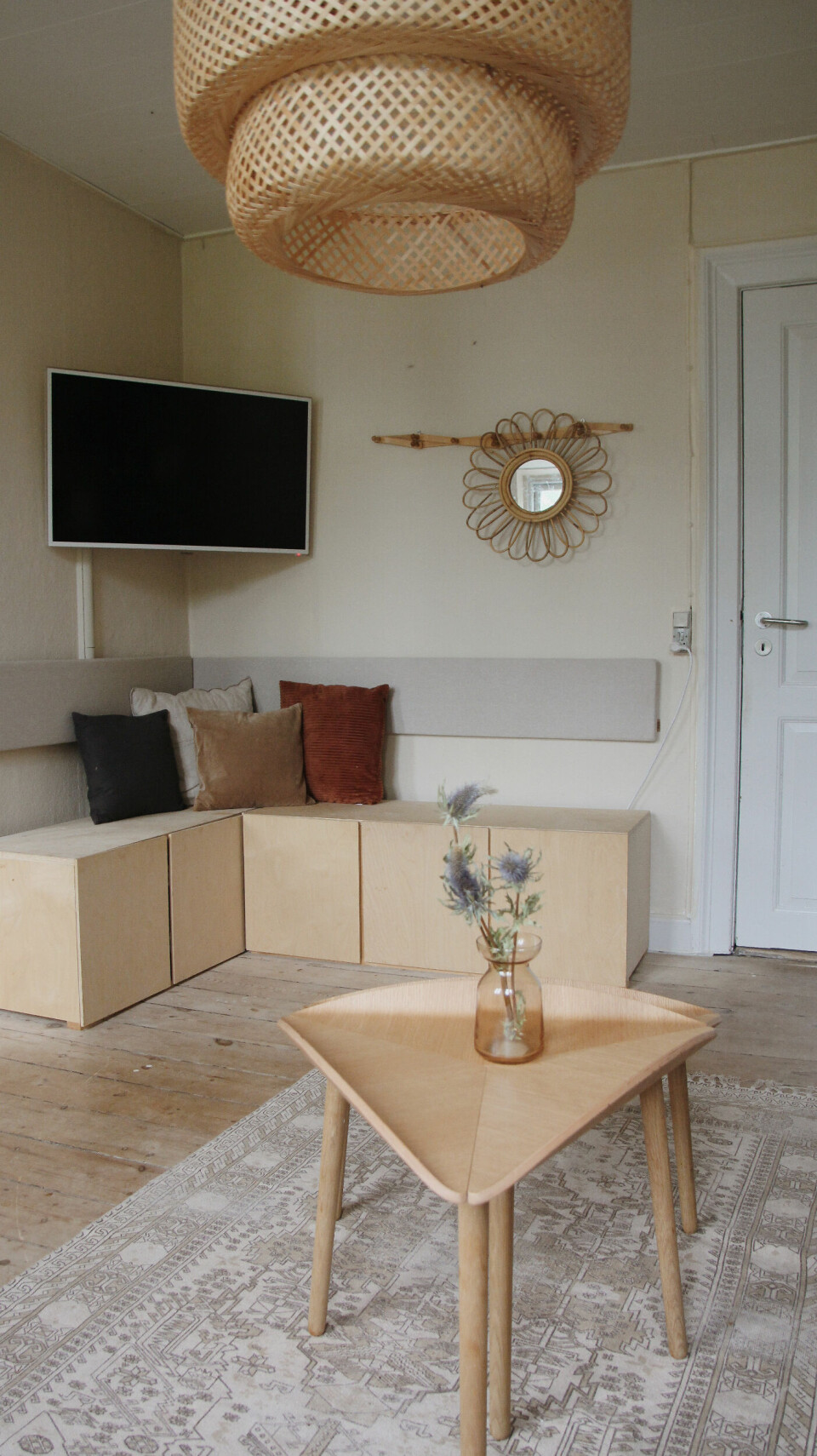 I stuen har Diana bygget en hyggelig siddekrog. Sofabord fra MAKE Nordic, ryghynder fra ABA - Design & Living og tæppe fra Hausholmliving.