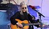 VIDEO: Phoebe Bridgers om musikbranchen: ”Jeg har lyst til at stikke vatpinde ind i mændenes næse, mens de sover”