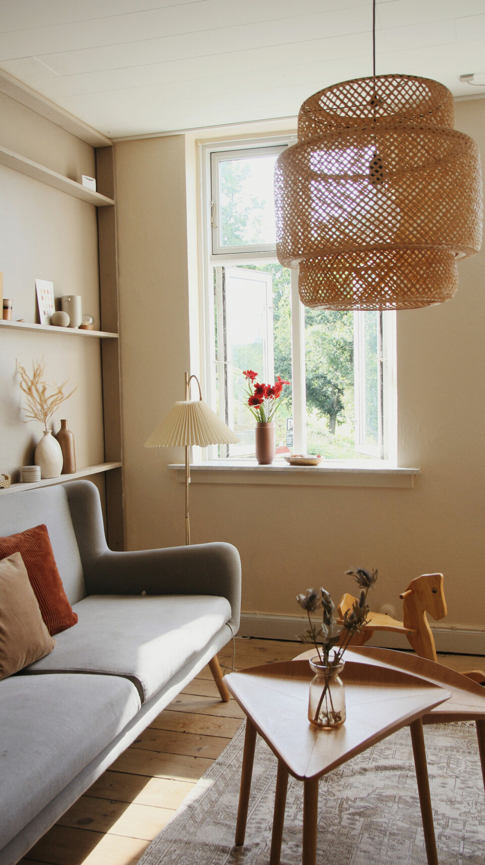 Loftlampe Sinnerlig fra IKEA og sofabord fra MAKE Nordic.
