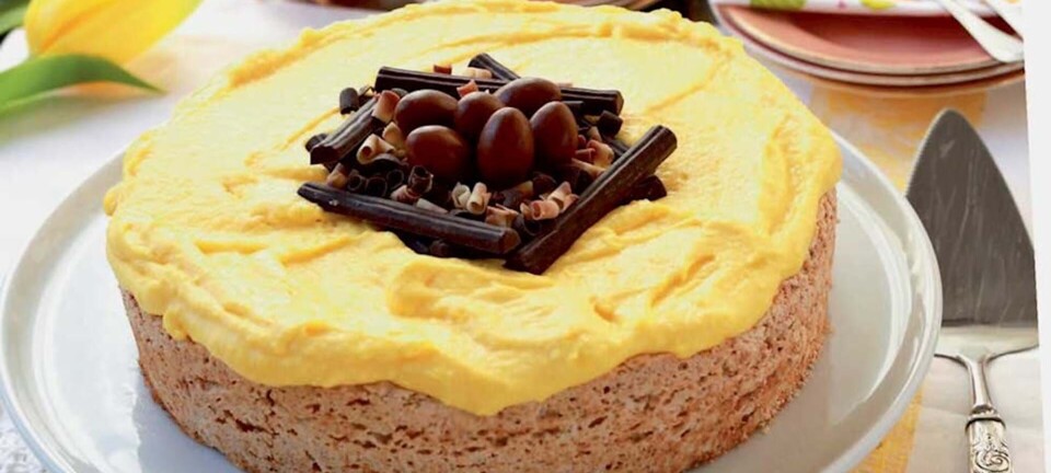 Påskekage med mandelbund & smørcreme