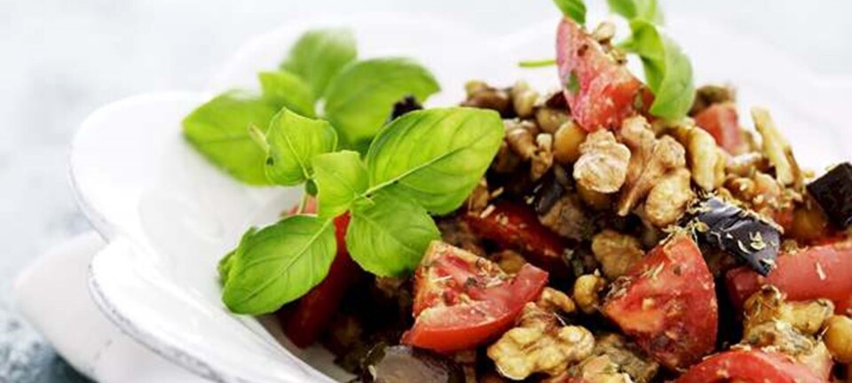 Aubergine med tahin, valnødder, oregano og kikærter