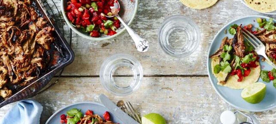 Hurtig pulled pork med tacos og spicy jordbærsalsa