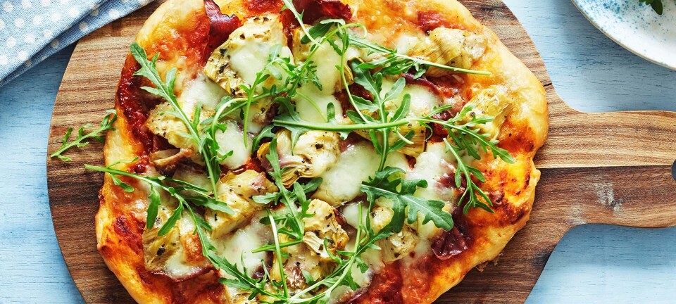 Pizza med parmaskinke og artiskokker