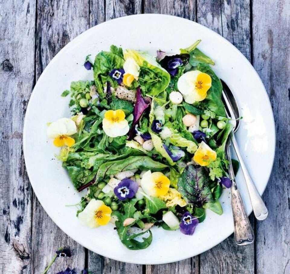 Salat med ærter, melon og sommerblomster