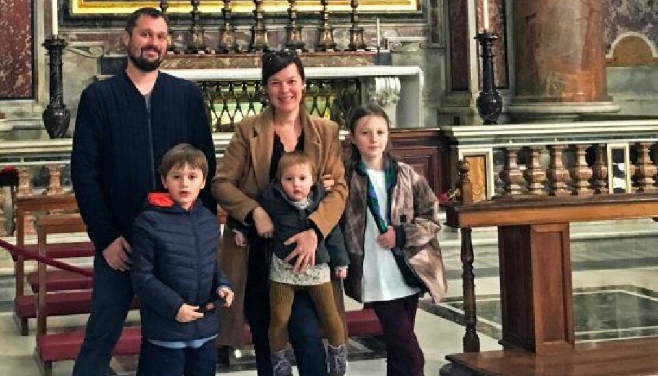 Louisa Lorangs madglade familie består af hendes mand, Benjamin Miehe Ekerot, og børnene (fra venstre) Isak, Maggie og Ester. (Foto: Privat)
