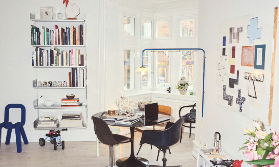 Reolen er en 606 Universal Shelving System af Dieter Rams