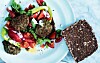 Falafler på rugbrød med tomatsalsa og hvidløgsdressing