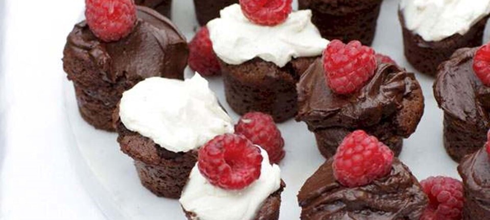 Små chokoladehjerter med kakao- og flødeostefrosting på toppen