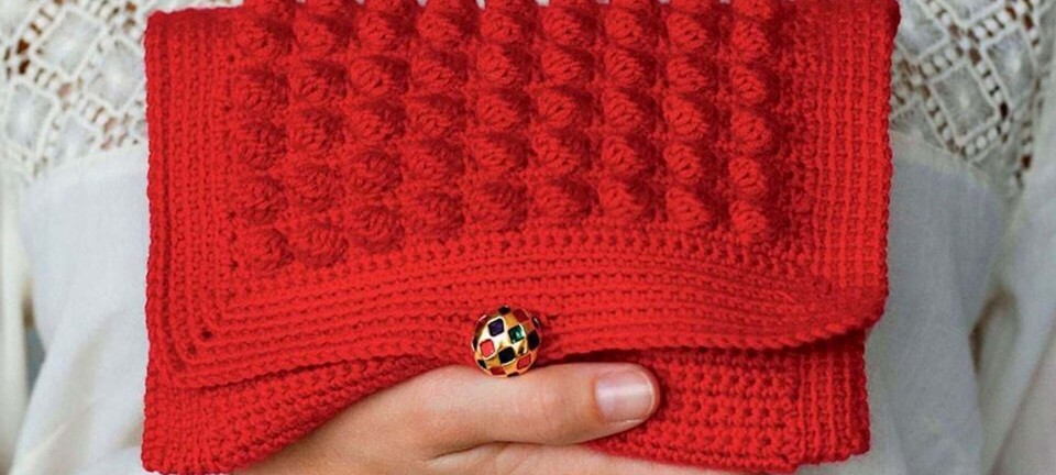 Hækl selv: Smart rød clutch
