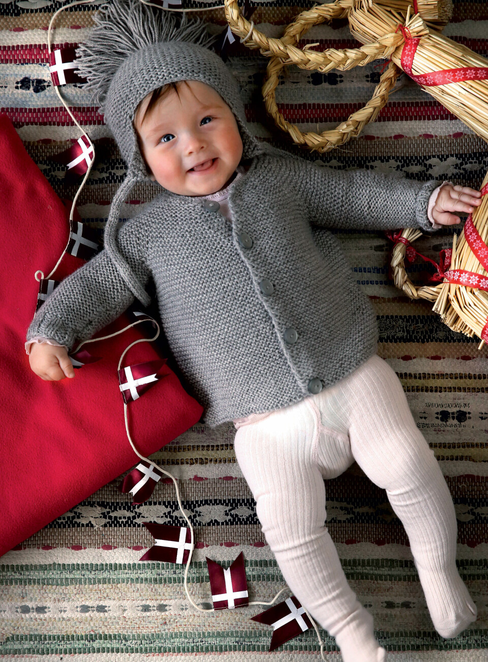 Retstrikket babyjakke og hue med øreklapper