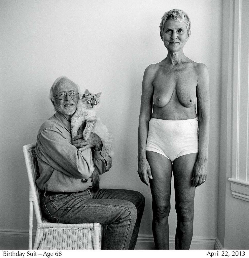 Fotograf tager nøgenbilleder af sig selv over 4 årtier