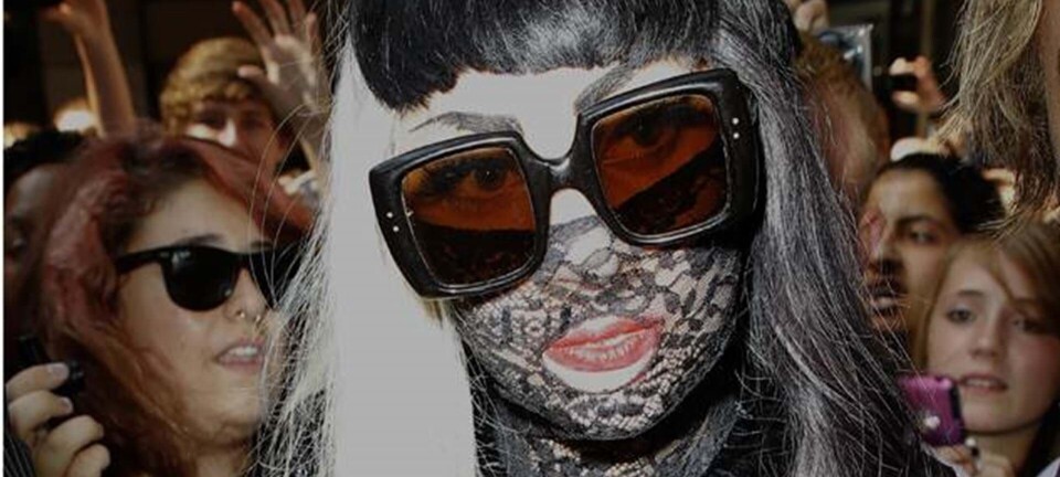 Lady Gaga: Hug en hæl med en hummer på hovedet