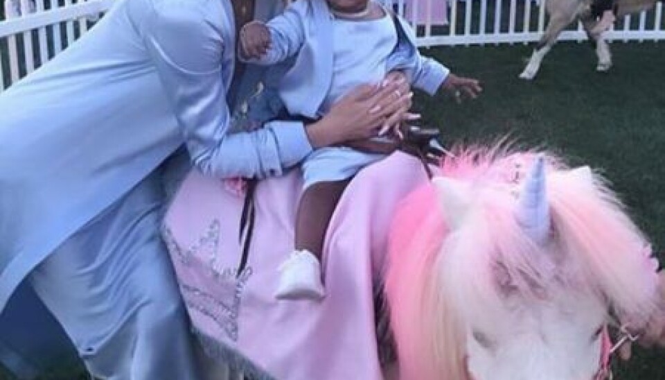 Mor og datter havde matchende tøj på til True Thompsons 1 års fødselsdag. Foto: Screenshot af Khloés Instagram-story