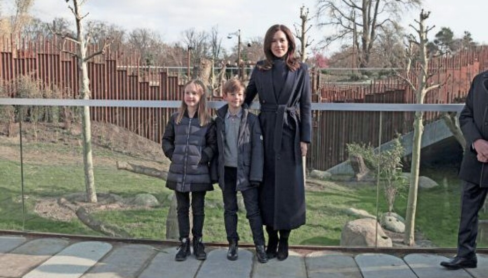 Kronprinsesse Mary havde taget sine otte-årige tvillinger, prinsesse Josephine og prins Vincent, med for at se ZOOs nye trækplastre. (Foto: Lars E. Andreasen)