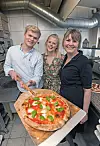 Victor er en knag til at bage pizza. Karen-Elisabeth har tidligere været manager på en sushirestaurant, og mor Marlene har haft sit eget cateringfirma, så det er ikke svært at forstå, hvorfor familien fremstår så kompetent.(Foto: Peter Hauerbach)