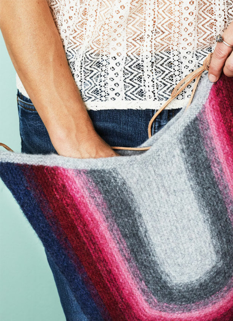 Taske_strik_med_gradient_2.jpg
