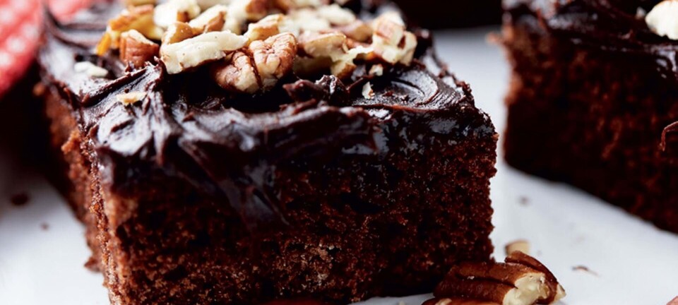 Chokoladekage med skumfiduser og pecannødder