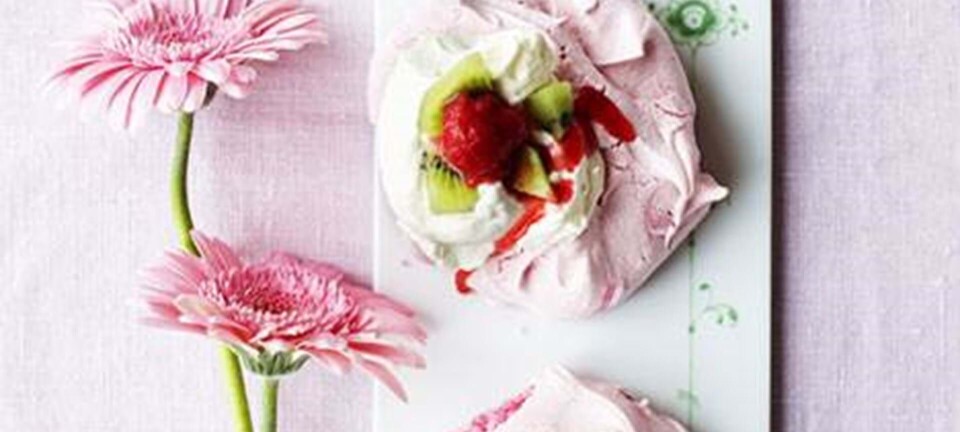 Pink pavlova med hindbær og kiwi