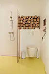 Et sjældent set tjekket badeværelse med hjemmelavet toiletrulleholder - se, hvordan du selv laver din egen her.