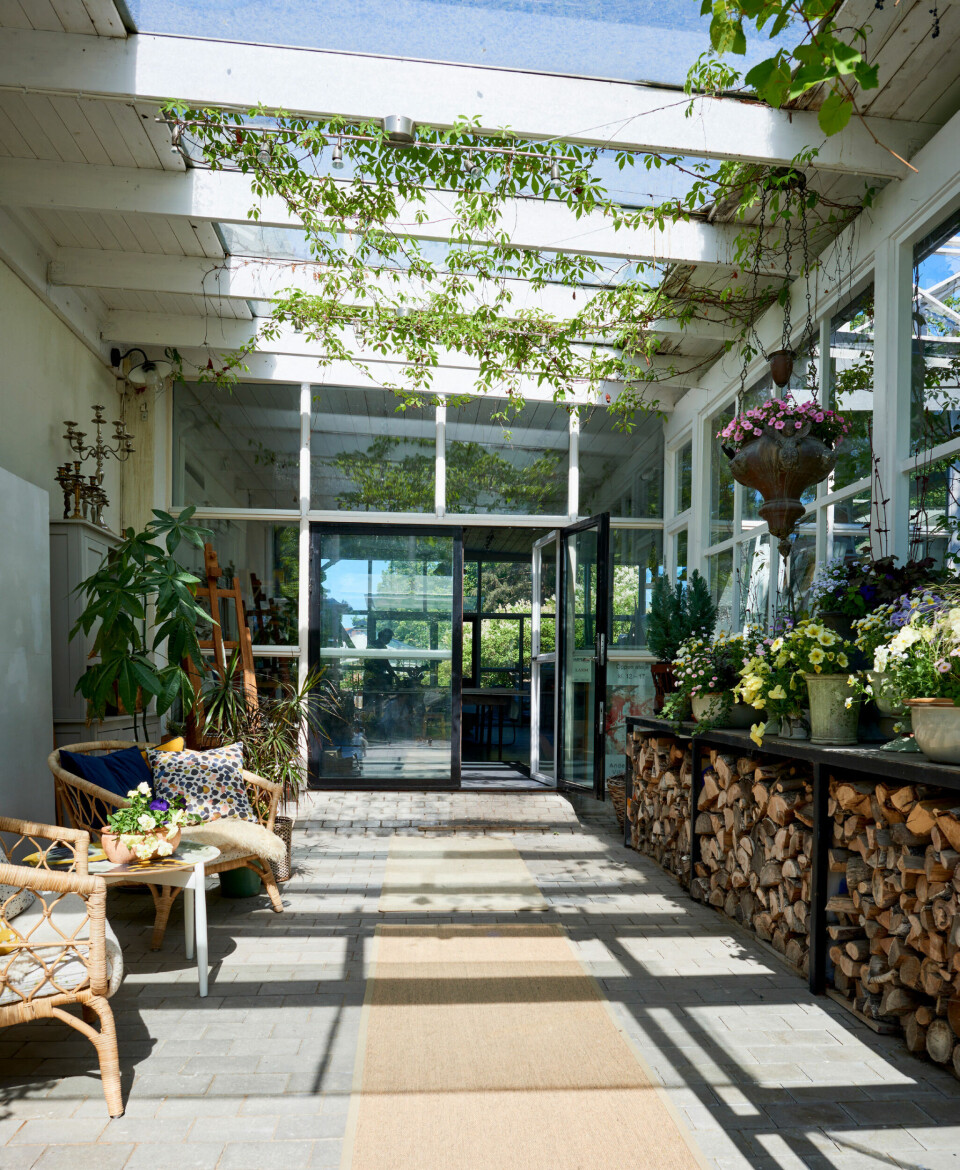 Huset har et glasoverdækket indgangsparti, hvor Anettes kærlighed til planter kommer til udtryk.
