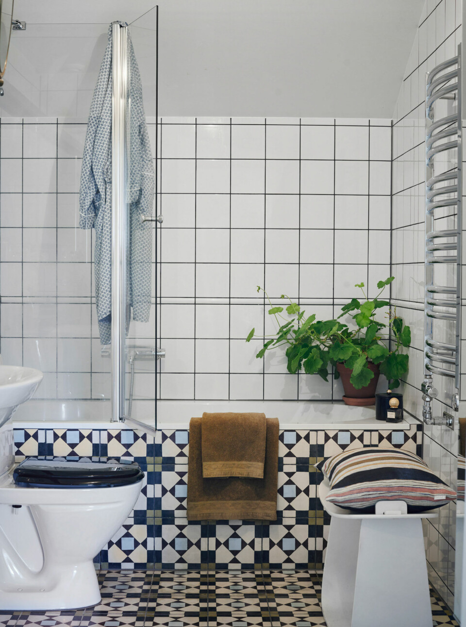 Badeværelset på første sal er nyrenoveret med grafiske fliser fra Marrakech Design.