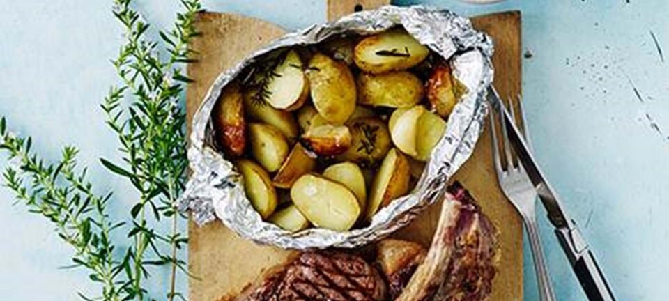 Grillet côte de boeuf og bagte nye kartofler