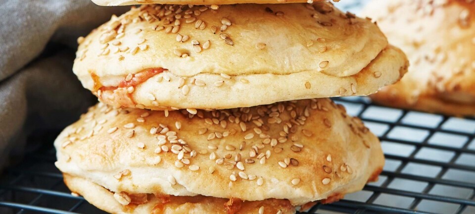 Indbagte cheeseburgers: Lækre hjemmebagte cheeseburgerbrød