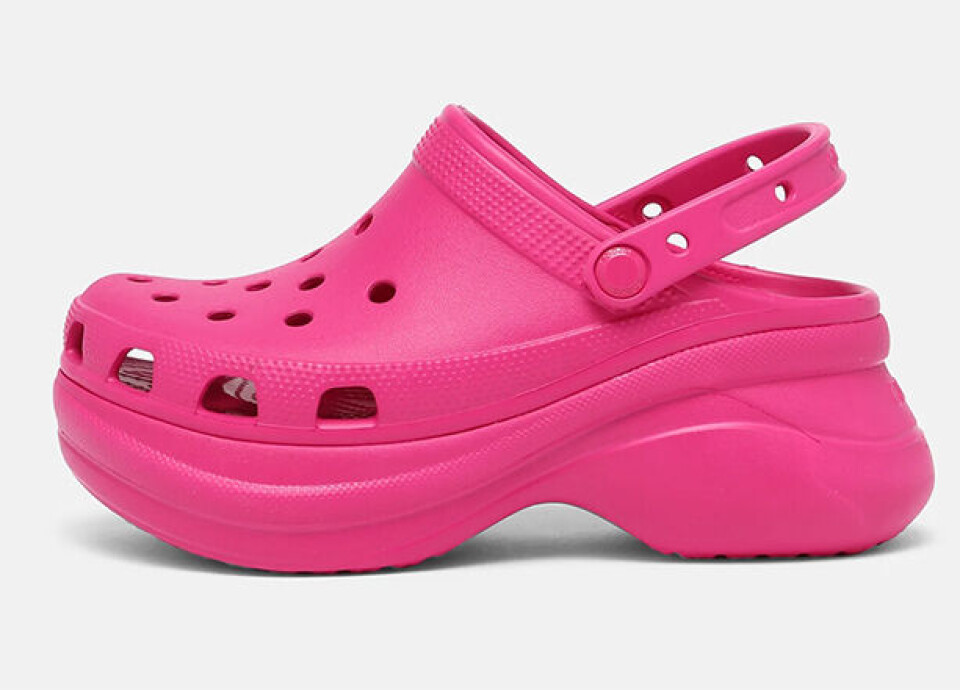 Barbiecore_crocs.jpg