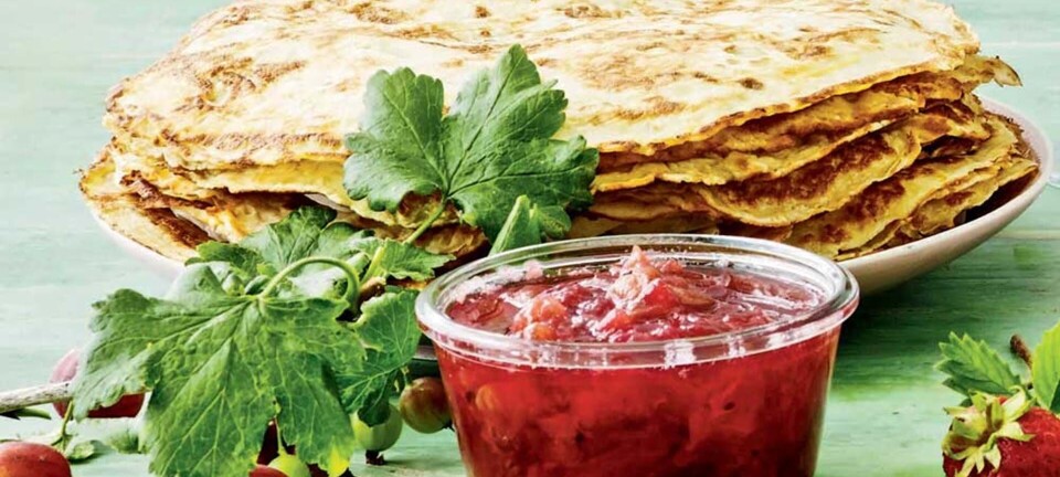 Pandekager med stikkelsesbærkompot